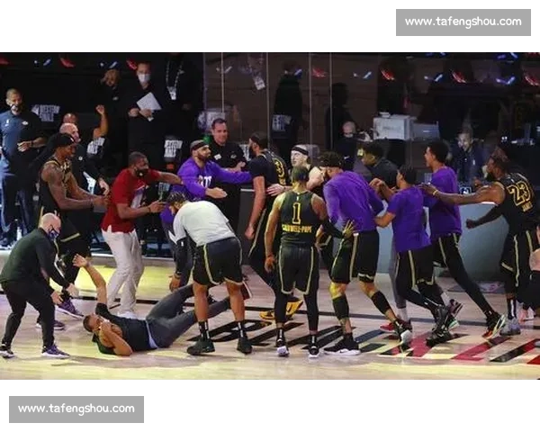 湖人新更衣室惊艳亮相,旧 locker 藏着传奇密码 湖人新更衣室惊艳亮相,旧 locker 藏着传奇密码